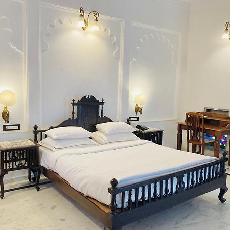 Amet Haveli - A Heritage Hotel Удайпур Екстериор снимка