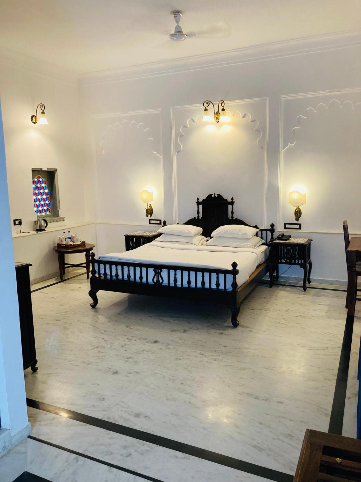 Amet Haveli - A Heritage Hotel Удайпур Екстериор снимка