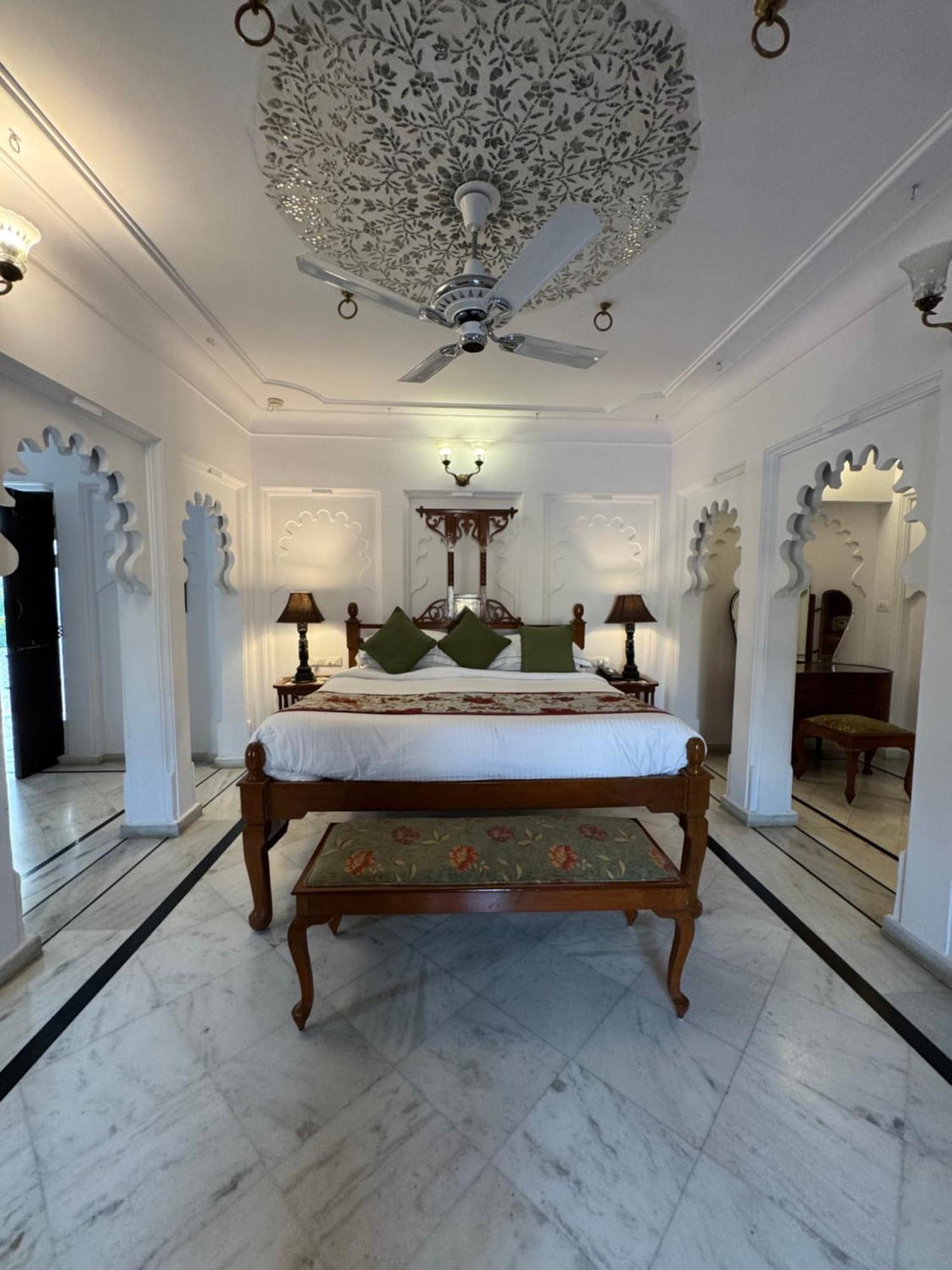 Amet Haveli - A Heritage Hotel Удайпур Екстериор снимка